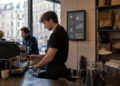 Barista w kawiarni w Sztokholmie zarządzanej przez sztuczną inteligencję