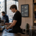 Barista w kawiarni w Sztokholmie zarządzanej przez sztuczną inteligencję